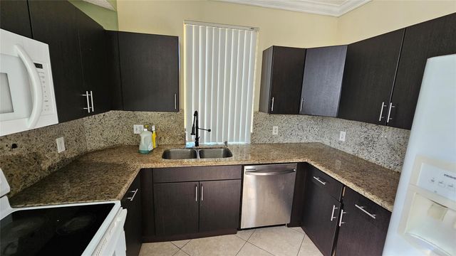 6960 SW 39th Street E101, Davie, FL 33314