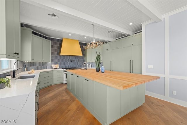 6401 Pine AVE, Sanibel, FL 33957