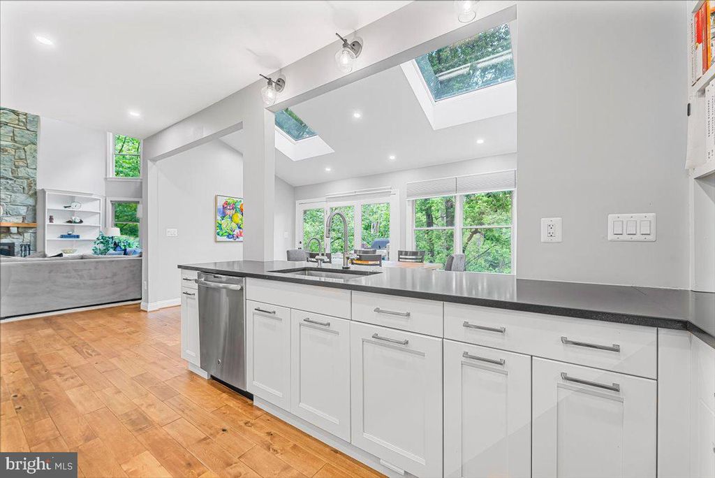 Image 15 of property listing at 4 DEER TRAIL CT, Gaithersburg, MD 20878