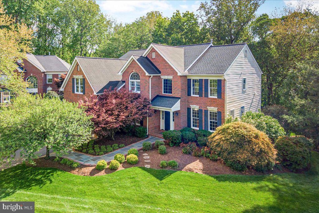 Image 2 of property listing at 4 DEER TRAIL CT, Gaithersburg, MD 20878