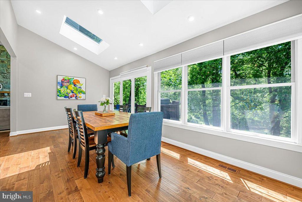 Image 20 of property listing at 4 DEER TRAIL CT, Gaithersburg, MD 20878