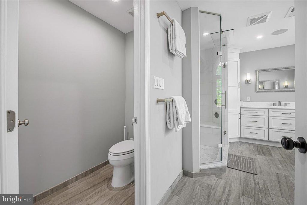Image 39 of property listing at 4 DEER TRAIL CT, Gaithersburg, MD 20878