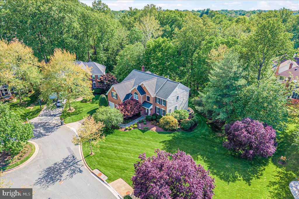 Image 4 of property listing at 4 DEER TRAIL CT, Gaithersburg, MD 20878