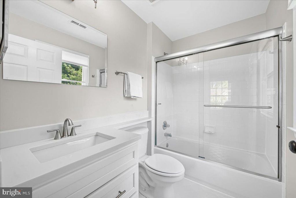Image 41 of property listing at 4 DEER TRAIL CT, Gaithersburg, MD 20878
