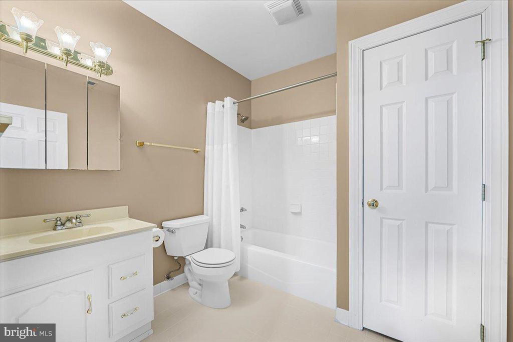 Image 56 of property listing at 4 DEER TRAIL CT, Gaithersburg, MD 20878