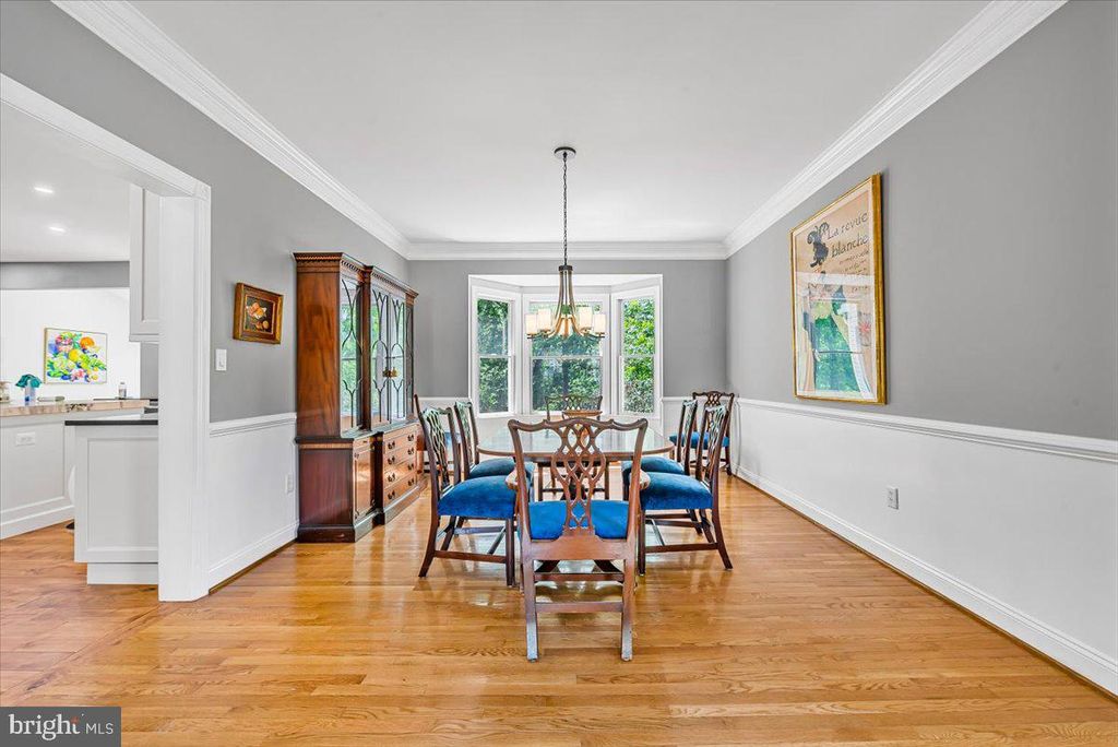 Image 9 of property listing at 4 DEER TRAIL CT, Gaithersburg, MD 20878