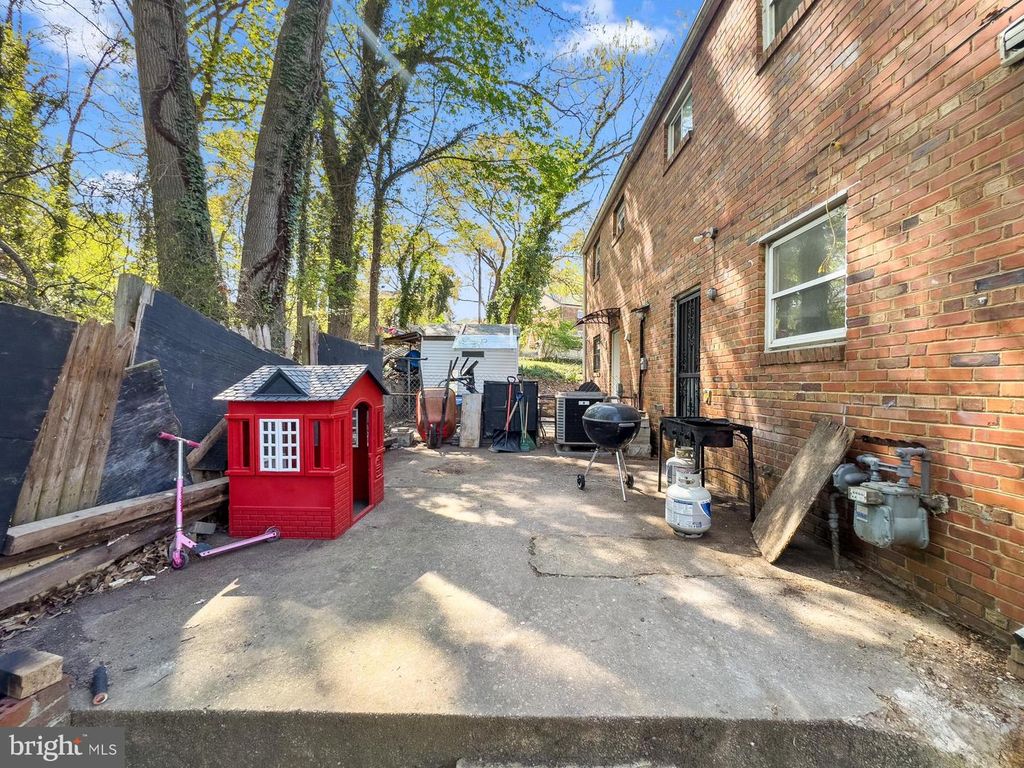 Image 12 of property listing at 6003 LONGFELLOW ST, Riverdale, MD 20737