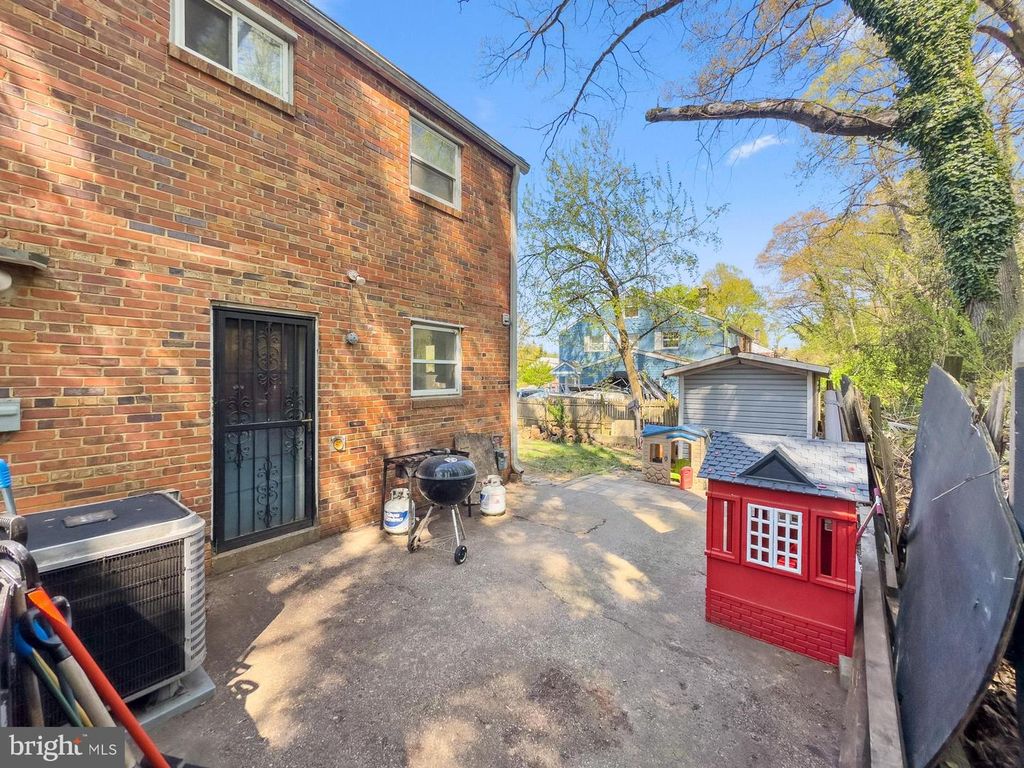 Image 13 of property listing at 6003 LONGFELLOW ST, Riverdale, MD 20737