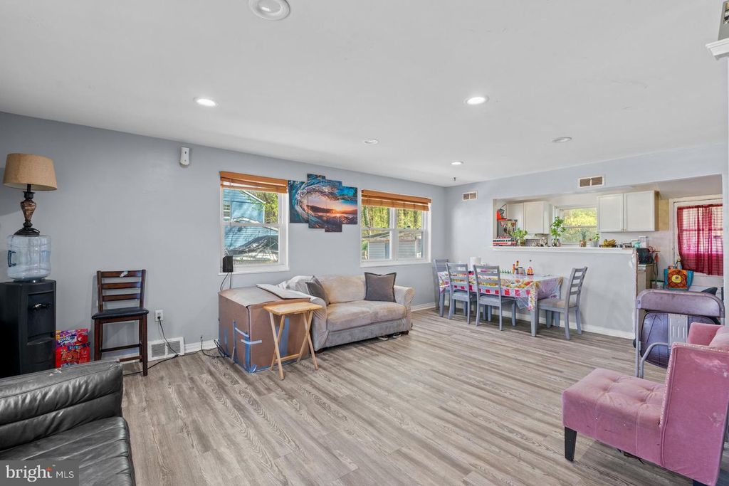 Image 16 of property listing at 6003 LONGFELLOW ST, Riverdale, MD 20737