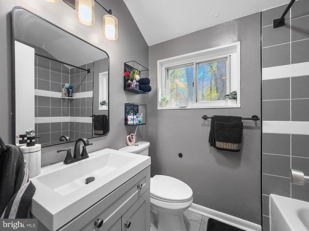 Image 4 of property listing at 6003 LONGFELLOW ST, Riverdale, MD 20737