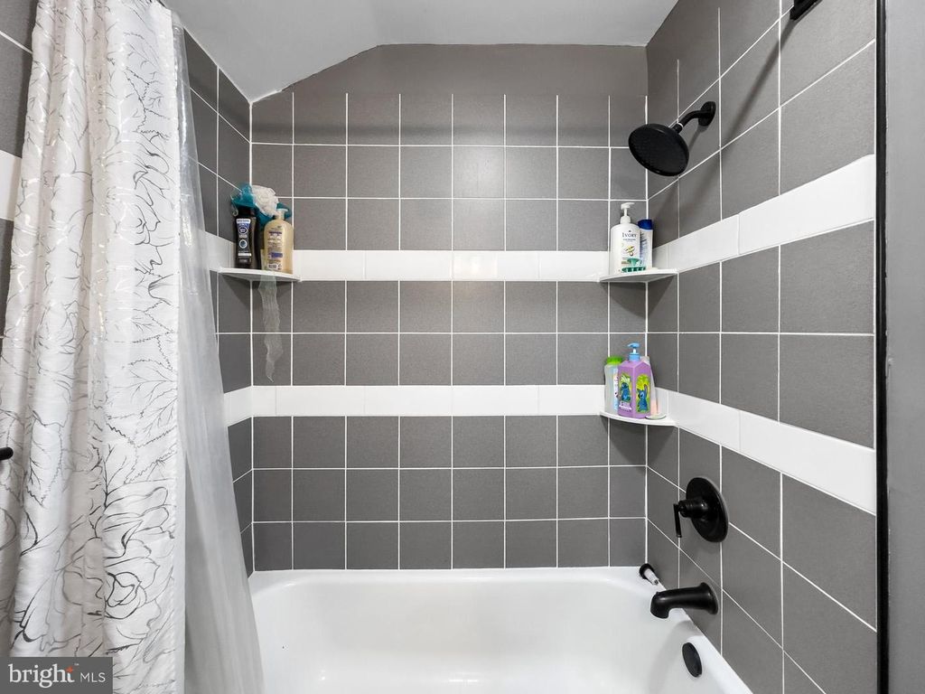 Image 5 of property listing at 6003 LONGFELLOW ST, Riverdale, MD 20737