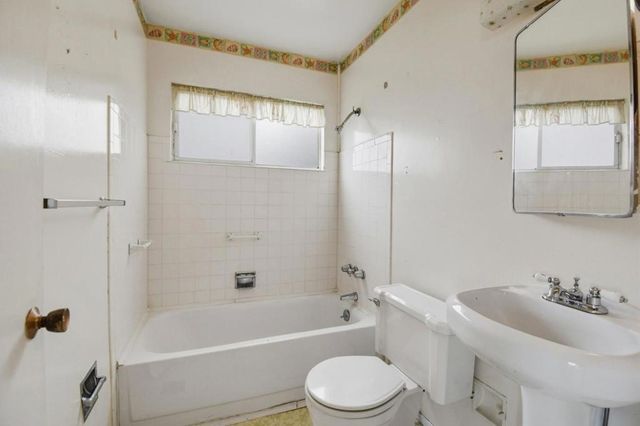 6077 Skyline Boulevard, Oakland, CA 94611