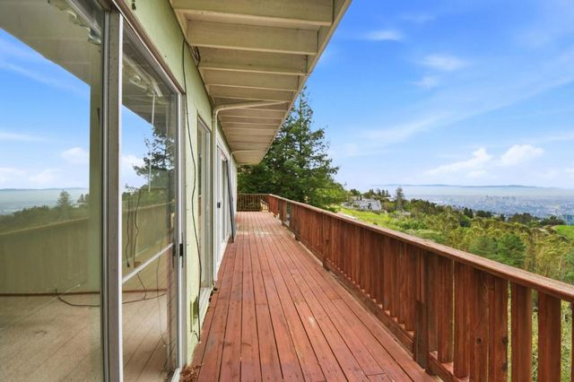 6077 Skyline Boulevard, Oakland, CA 94611