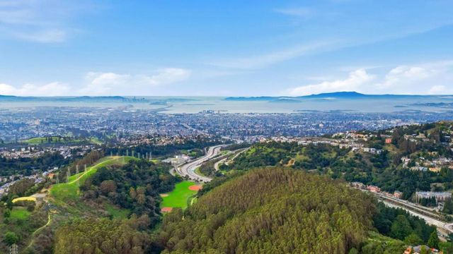 6077 Skyline Boulevard, Oakland, CA 94611