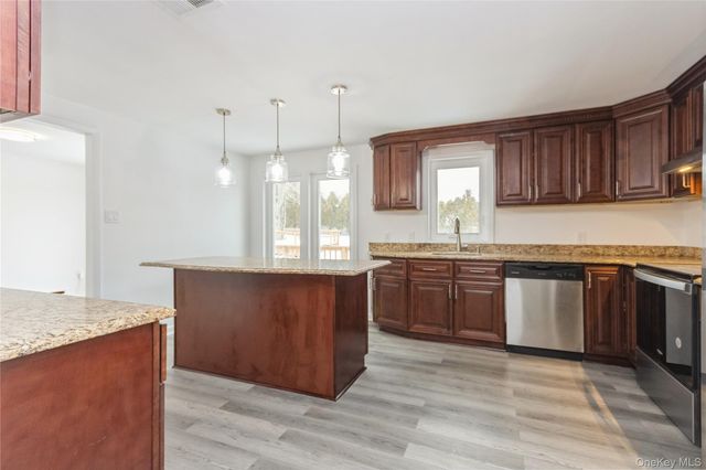 20 Lake Road, Mahopac, NY 10541