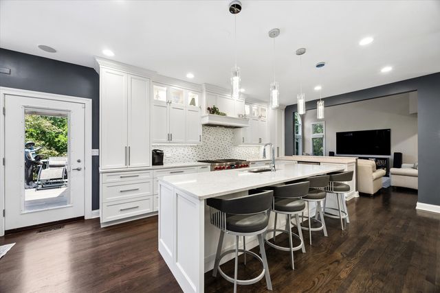 2S351 Chaucer Court, Glen Ellyn, IL 60137