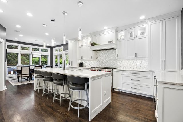 2S351 Chaucer Court, Glen Ellyn, IL 60137
