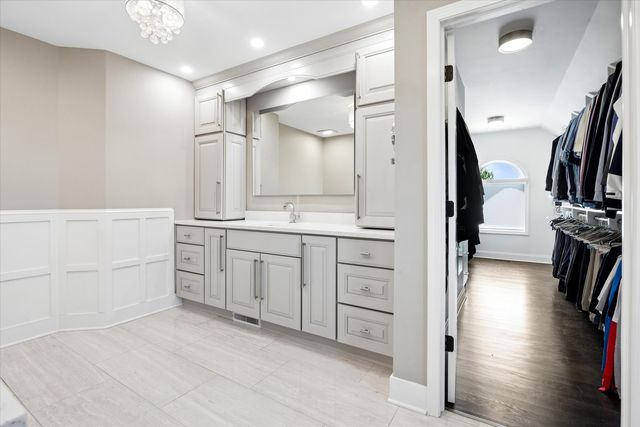 2S351 Chaucer Court, Glen Ellyn, IL 60137