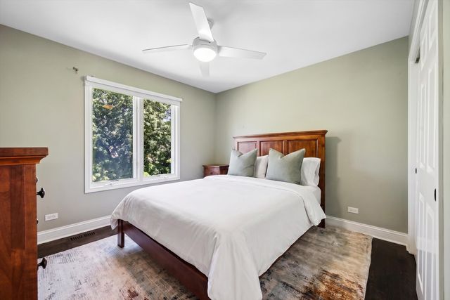 2S351 Chaucer Court, Glen Ellyn, IL 60137