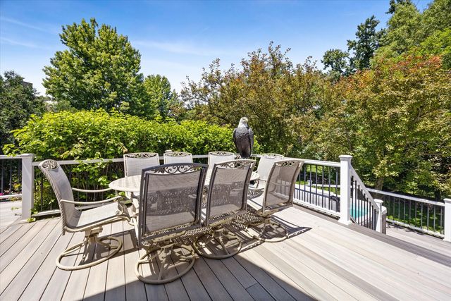 2S351 Chaucer Court, Glen Ellyn, IL 60137