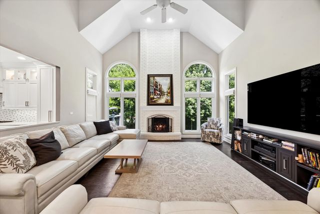 2S351 Chaucer Court, Glen Ellyn, IL 60137