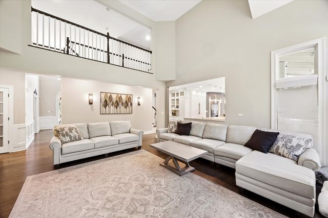 2S351 Chaucer Court, Glen Ellyn, IL 60137