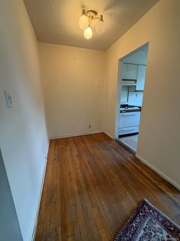 25 Edwards Street 2 E, Roslyn Heights, NY 11576