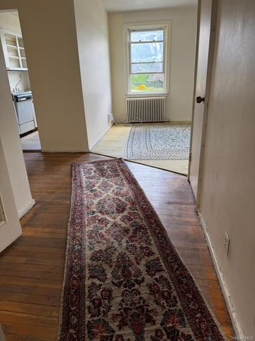 25 Edwards Street 2 E, Roslyn Heights, NY 11576