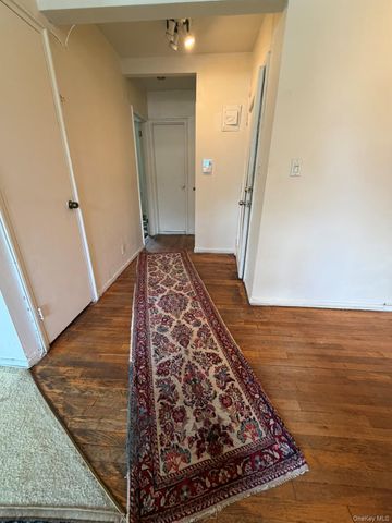 25 Edwards Street 2 E, Roslyn Heights, NY 11576