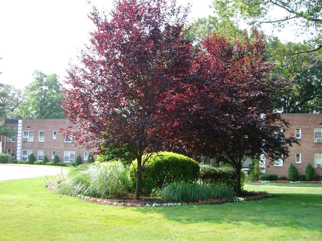 25 Edwards Street 2 E, Roslyn Heights, NY 11576