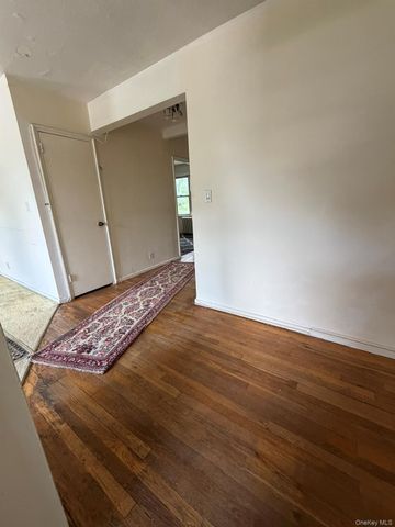 25 Edwards Street 2 E, Roslyn Heights, NY 11576