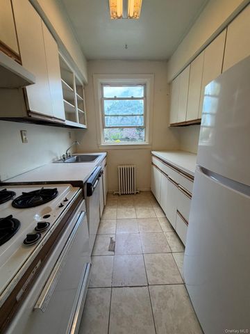 25 Edwards Street 2 E, Roslyn Heights, NY 11576