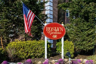 25 Edwards Street 2 E, Roslyn Heights, NY 11576