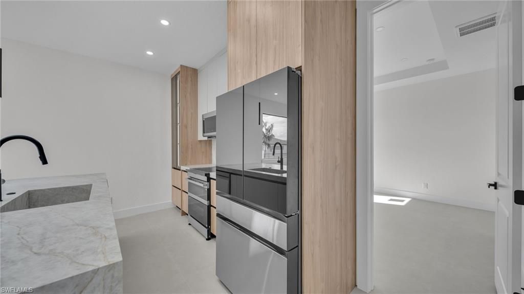 Image 11 of property listing at 510 Wilmington PKWY, Cape Coral, FL 33993