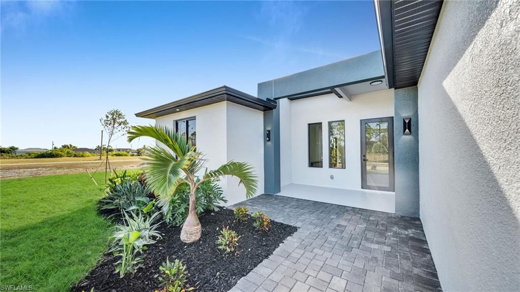 Image 5 of property listing at 510 Wilmington PKWY, Cape Coral, FL 33993