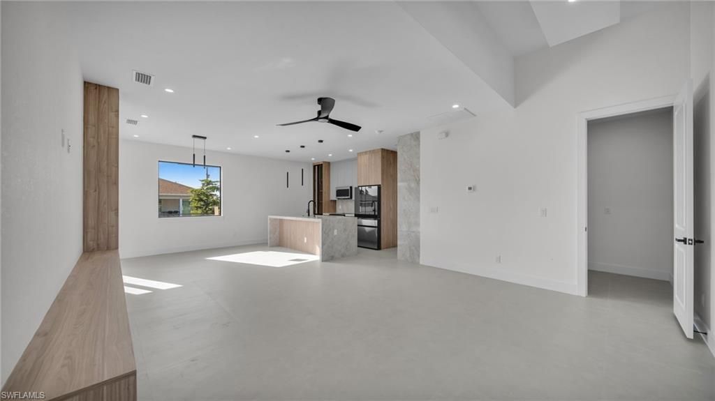 Image 7 of property listing at 510 Wilmington PKWY, Cape Coral, FL 33993