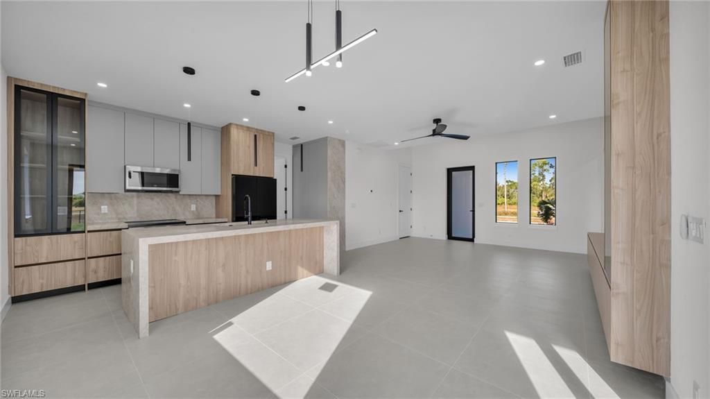 Image 8 of property listing at 510 Wilmington PKWY, Cape Coral, FL 33993