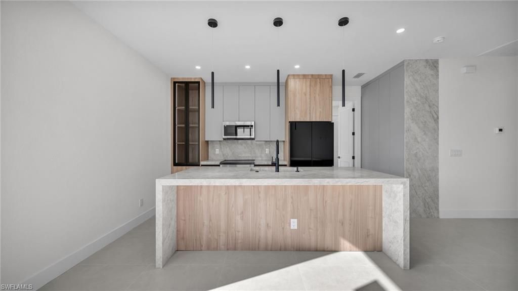 Image 9 of property listing at 510 Wilmington PKWY, Cape Coral, FL 33993