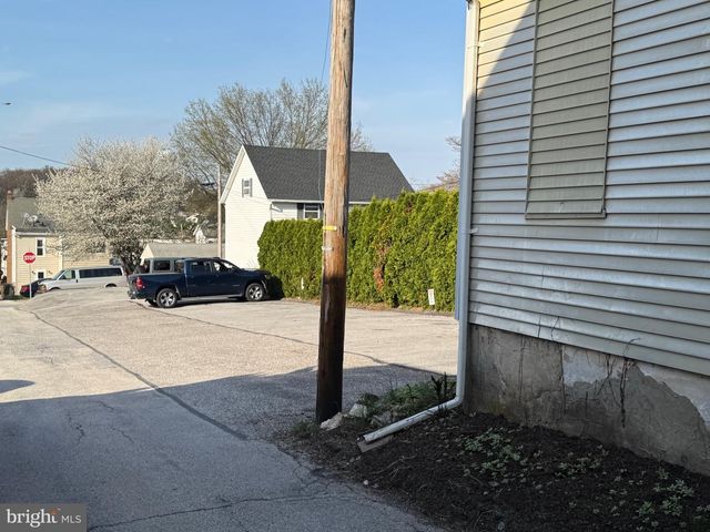 37 W MAIN ST, Dallastown, PA 17313