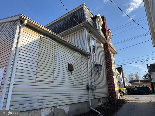 37 W MAIN ST, Dallastown, PA 17313