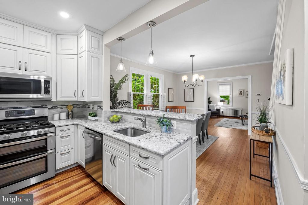 Image 12 of property listing at 529 OVERBROOK RD, Baltimore, MD 21212