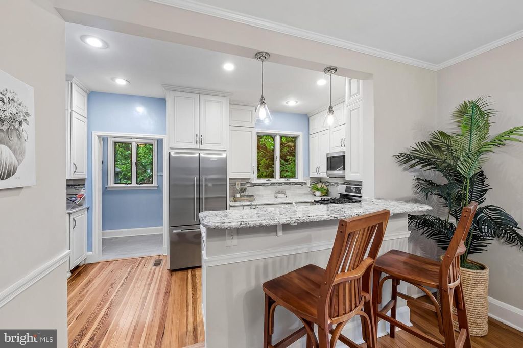 Image 13 of property listing at 529 OVERBROOK RD, Baltimore, MD 21212
