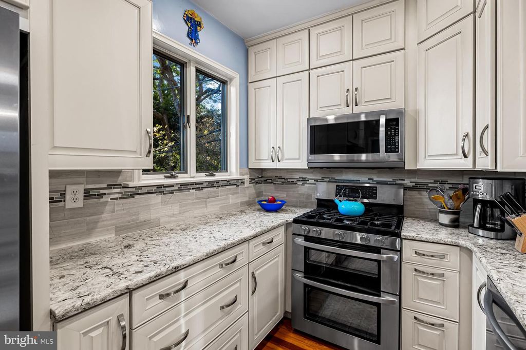 Image 14 of property listing at 529 OVERBROOK RD, Baltimore, MD 21212