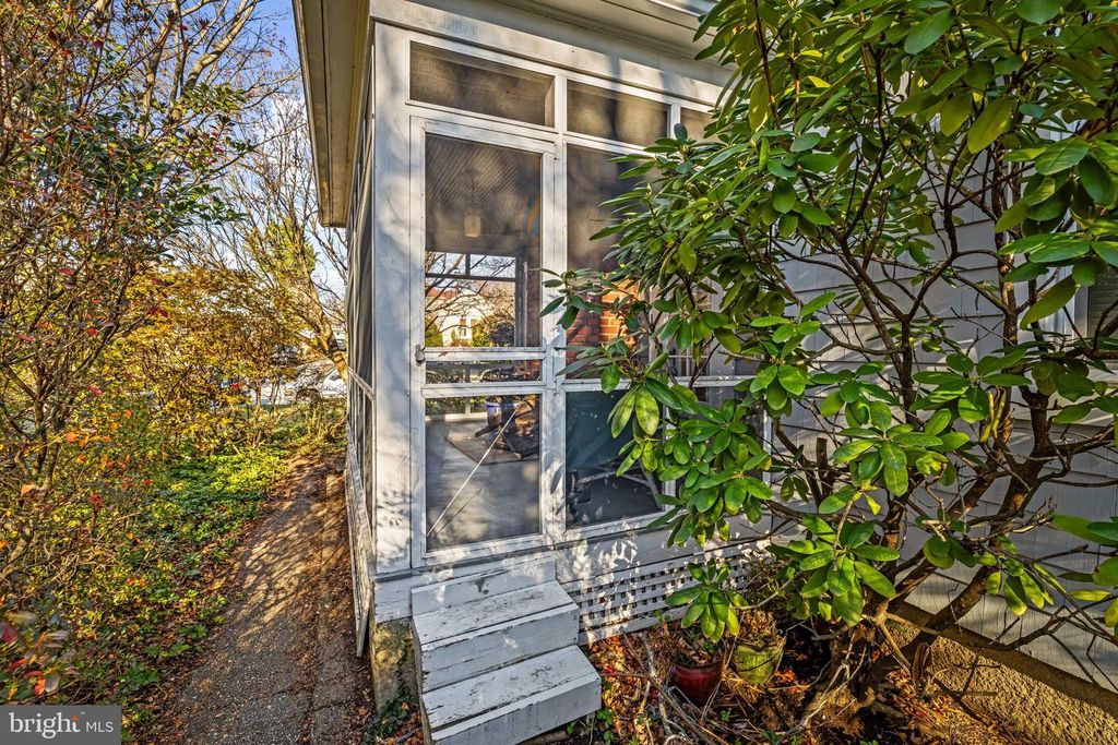 Image 3 of property listing at 529 OVERBROOK RD, Baltimore, MD 21212
