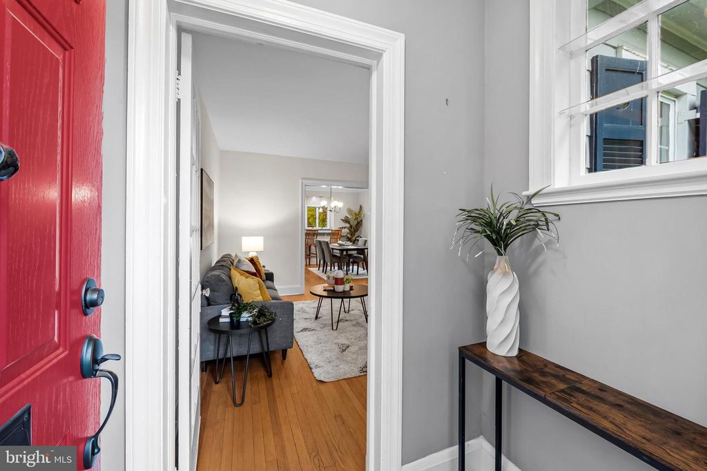 Image 4 of property listing at 529 OVERBROOK RD, Baltimore, MD 21212