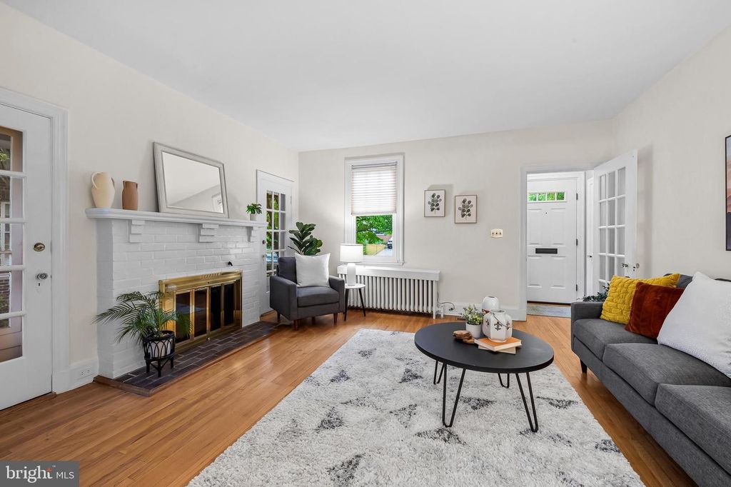 Image 6 of property listing at 529 OVERBROOK RD, Baltimore, MD 21212