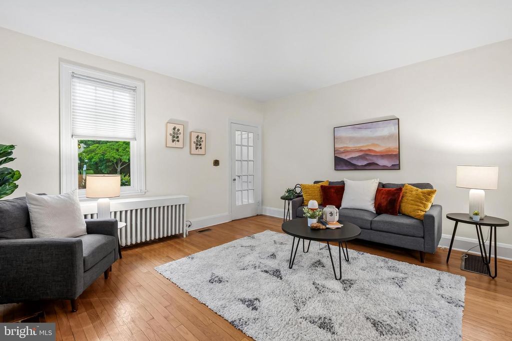 Image 7 of property listing at 529 OVERBROOK RD, Baltimore, MD 21212