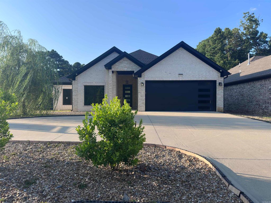 8200 Kanis Pines Drive, Little Rock, AR 72204