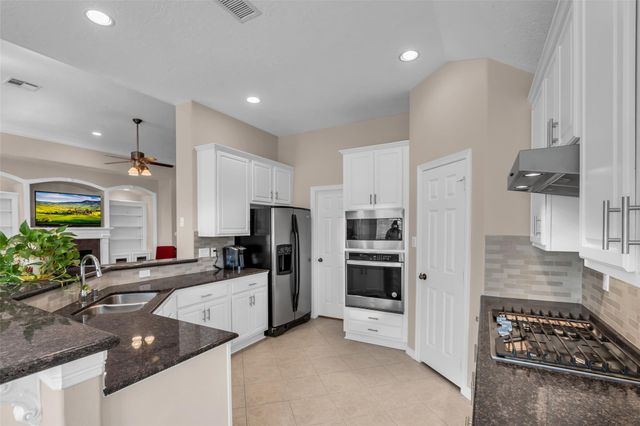 11811 Lakewood Crossing Drive, Tomball, TX 77377