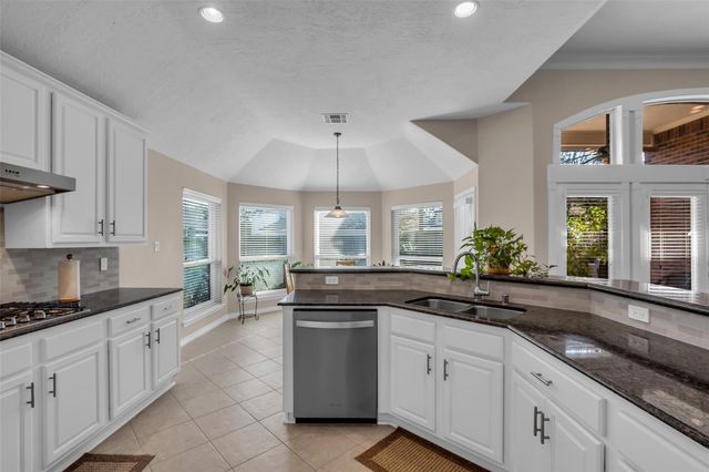 11811 Lakewood Crossing Drive, Tomball, TX 77377